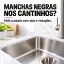 Pia de cozinha em inox com bancada clara e vedação nas bordas