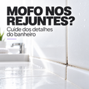 Rejunte de banheiro com manchas escuras de mofo entre azulejos brancos